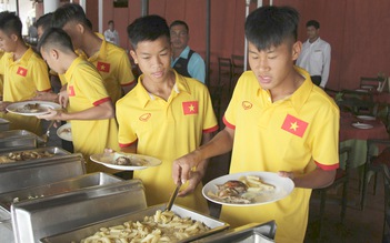 Tuyển U.16 Việt Nam tìm lại niềm vui ăn uống tại Ấn Độ